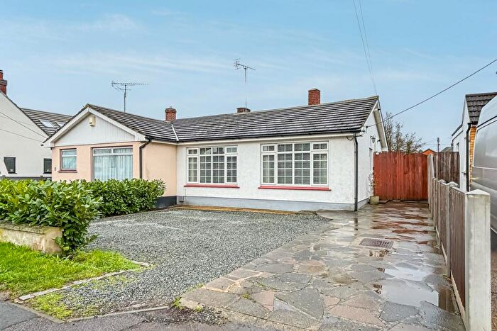 2 Bedroom Semi-Detached Bungalow For Sale In King Henrys Drive, Rochford, SS4
