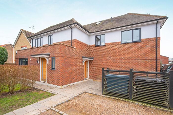 2 Bedroom Flat For Sale In The Beeches, Windsor, SL4