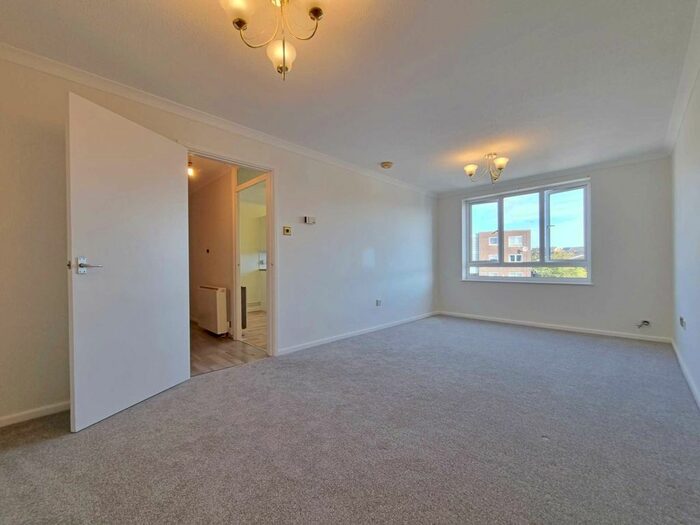 2 Bedroom Flat To Rent In Hale Close, Ipswich, IP2