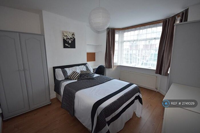 4 Bedroom Semi Detached House To Rent In Honeysuckle Road, Southampton, SO16