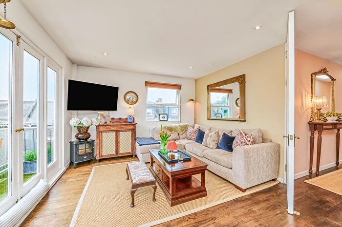 2 Bedroom Flat For Sale In Earlsfield Road, Earlsfield, London, SW18