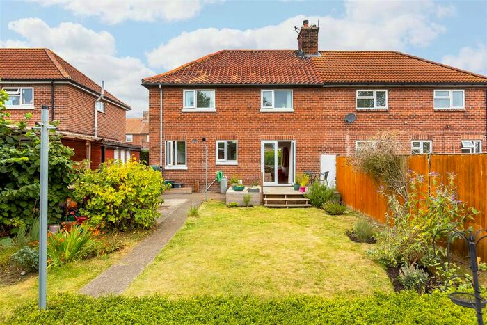 3 Bedroom Semi-Detached House For Sale In Hawthorn Avenue, Malton, YO17