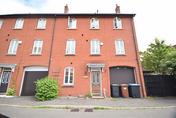 4 Bedroom Terraced House To Rent In Fillingham Way, Hatfield, AL10