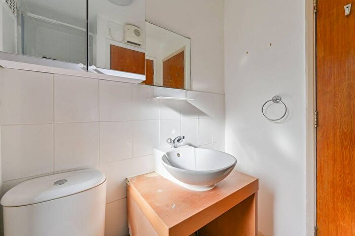 1 Bedroom Flat For Sale In Abbey Drive, Tooting, London, SW17