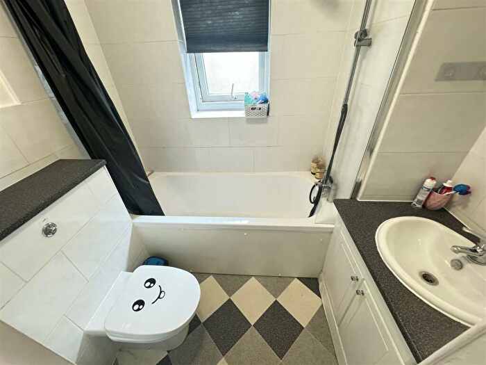 1 Bedroom Flat For Sale In Gloucester Court, Dock Road, Tilbury, RM18