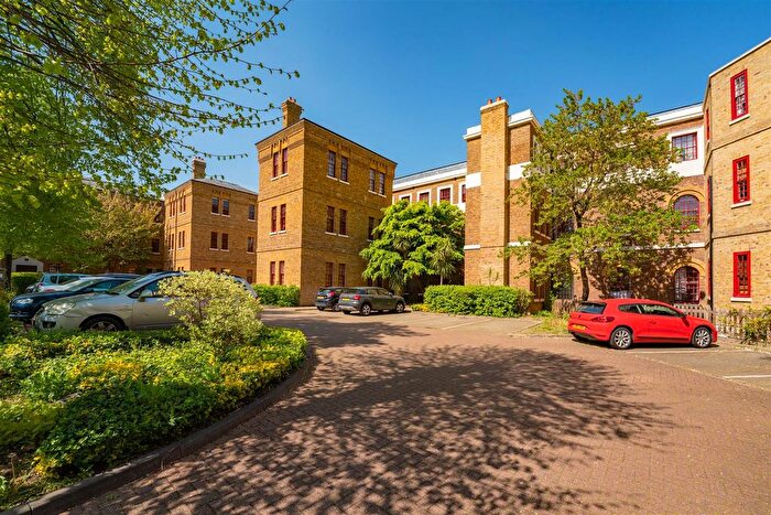 3 Bedroom Flat For Sale In Osterley Gardens, Southall, UB2