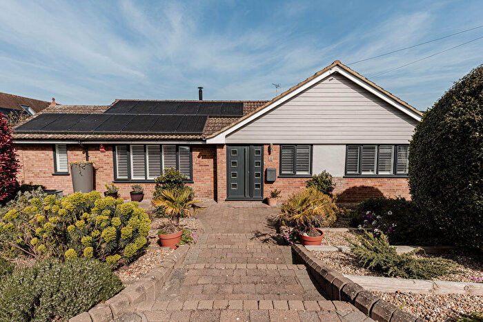 3 Bedroom Detached Bungalow For Sale In White Post Gardens, Ash, CT3