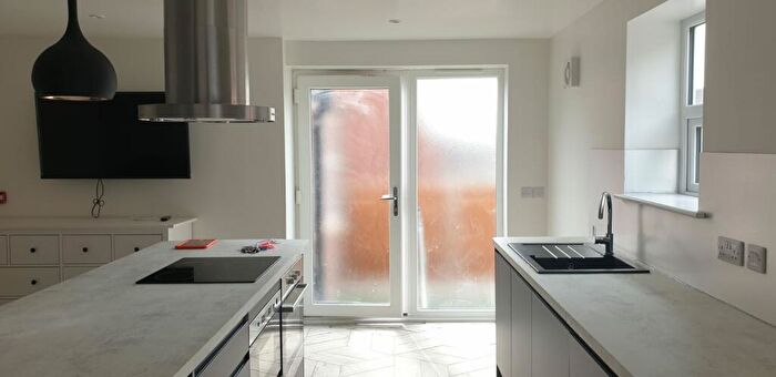 1 Bedroom Flat To Rent In Flat, Monks Road - Bed, LN2