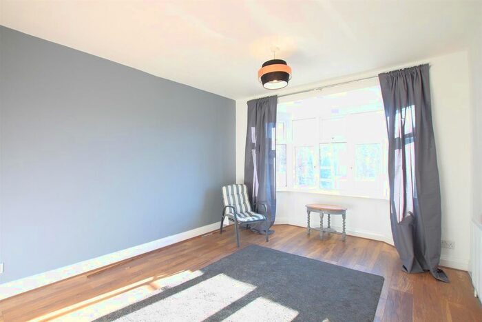 2 Bedroom Flat To Rent In Great West Road, Hounslow, TW5