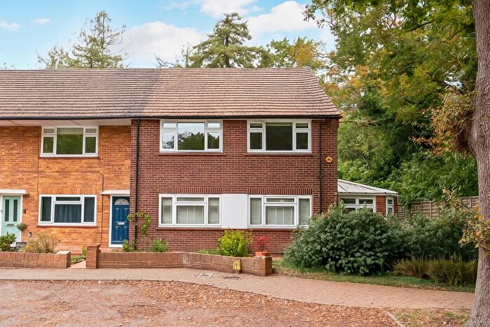 3 Bedroom Maisonette For Sale In Caenwood Close, Weybridge, KT13