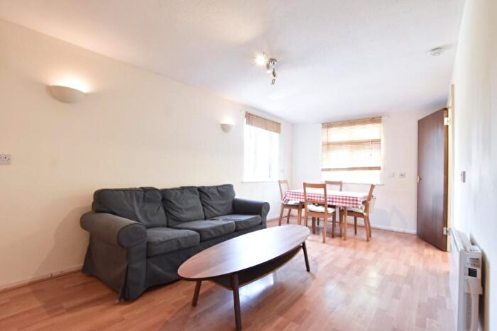 2 Bedroom Flat To Rent In Deanery Close, East Finchley, London, N2