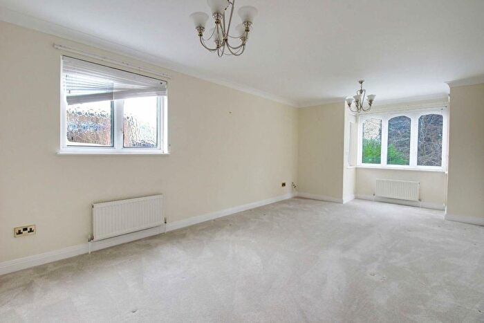 3 Bedroom Flat To Rent In High Road, Whetstone, N20