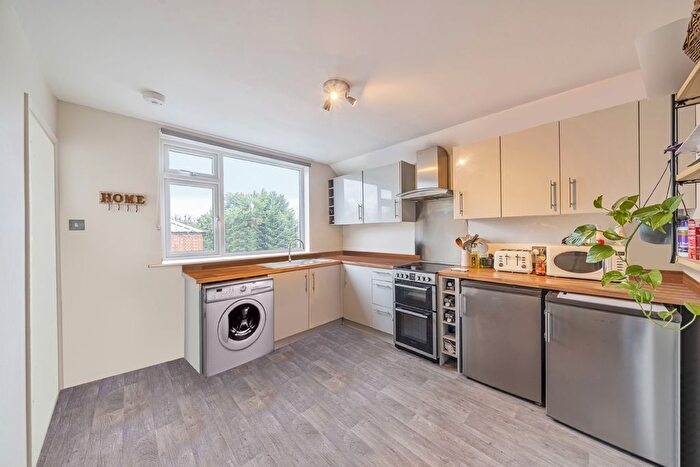 2 Bedroom Flat To Rent In High Street, Shepperton, TW17