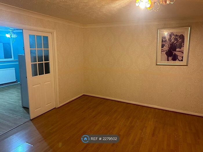 4 Bedroom Semi-Detached House To Rent In Buchanana Drive, Luton, LU2