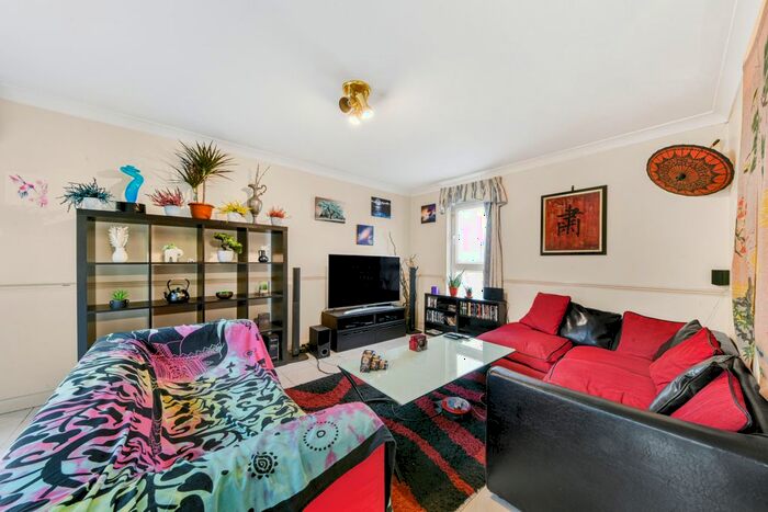 3 Bedroom Flat To Rent In Heath Road, London, SW8