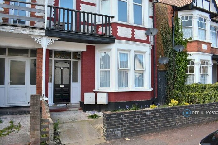 2 Bedroom Flat To Rent In Ramuz Drive, Westcliff-On-Sea, SS0