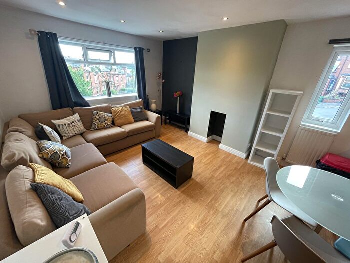 3 Bedroom Flat To Rent In Burley Road, Leeds, West Yorkshire, LS4