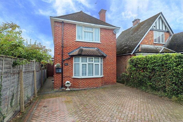 2 Bedroom Detached House For Sale In Royal Lane, Hillingdon, UB8