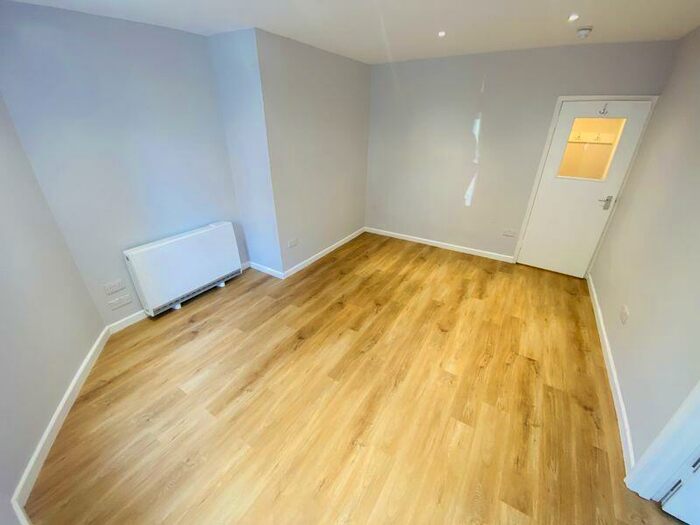 Studio To Rent In Studio Flat, Whatley Road, Clifton, BS8 - Photo 2