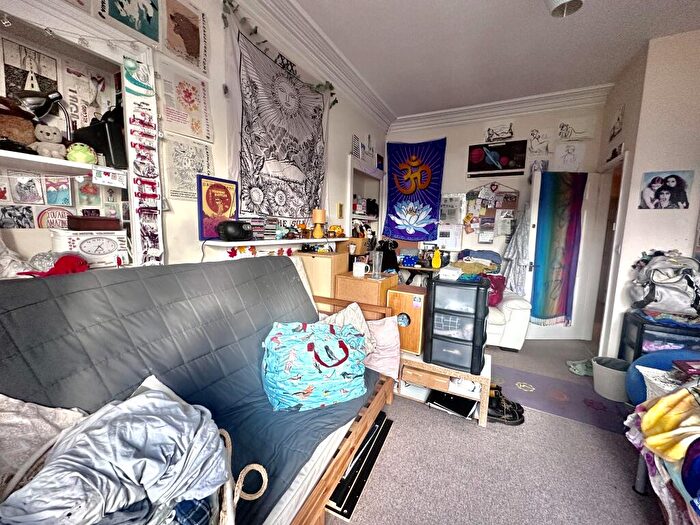 2 Bedroom Apartment To Rent In Woodland Terrace Flat, PL4