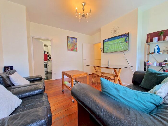 2 Bedroom Flat To Rent In George Row, Bermondsey, London, SE16