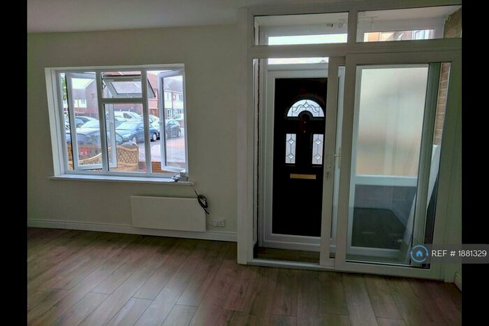 2 Bedroom Maisonette To Rent In Dukes Avenue, Grays, RM17