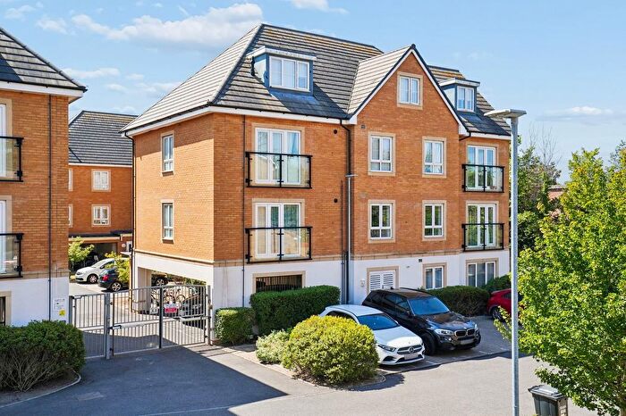 1 Bedroom Flat For Sale In Kenyon Way, Slough, SL3