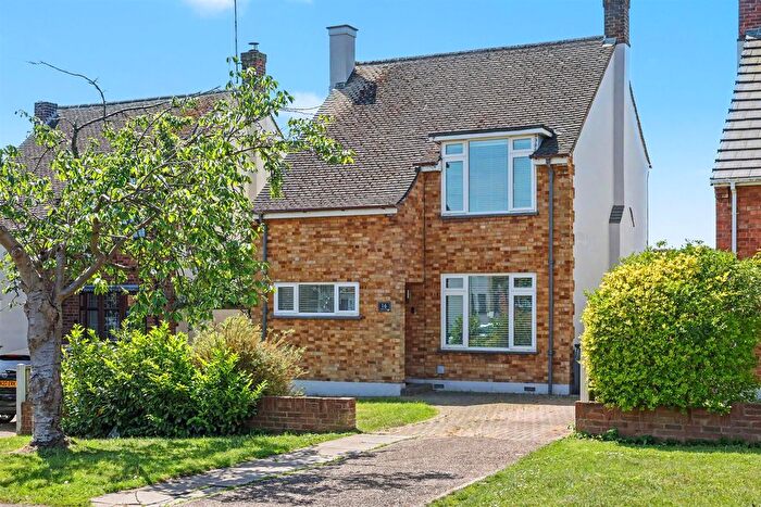 3 Bedroom Detached House For Sale In Nevern Road, Rayleigh, SS6
