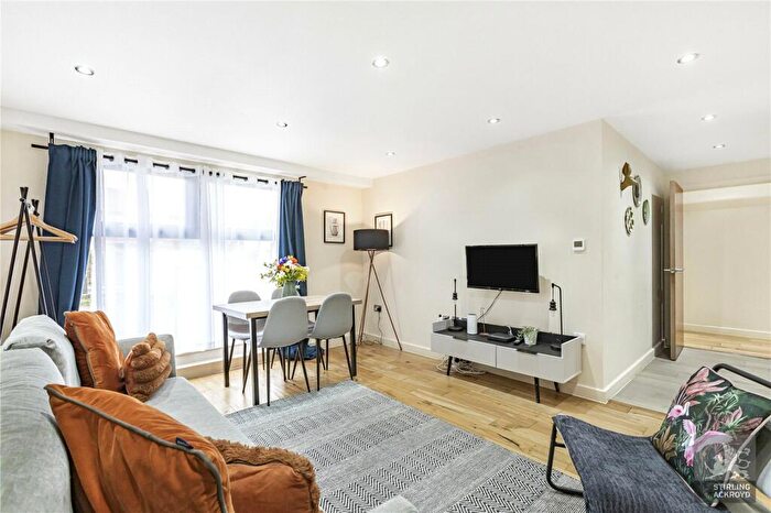 2 Bedroom Apartment To Rent In Spurstowe Terrace, Hackney, London, E8