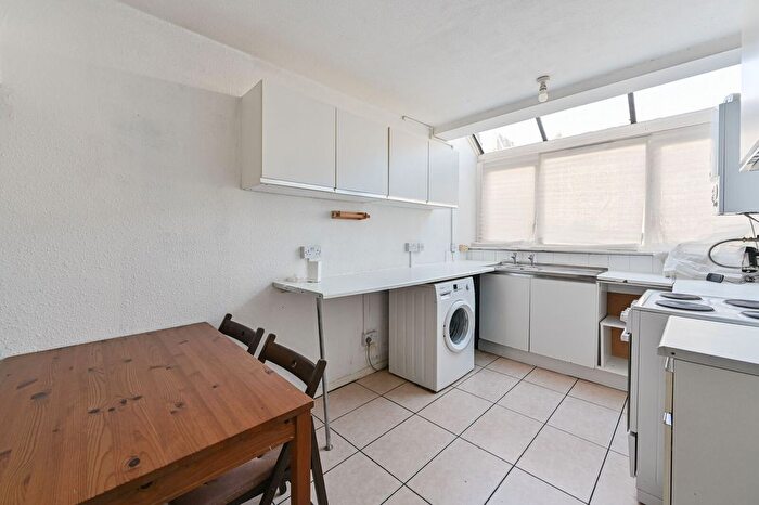 4 Bedroom Property To Rent In Haselrigge Road, Clapham, London, SW4