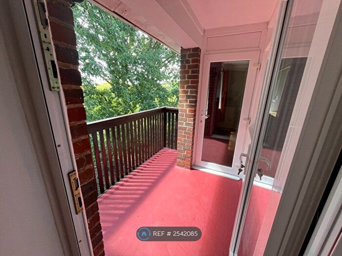 2 Bedroom Flat To Rent In Homer Close, Gosport, PO13