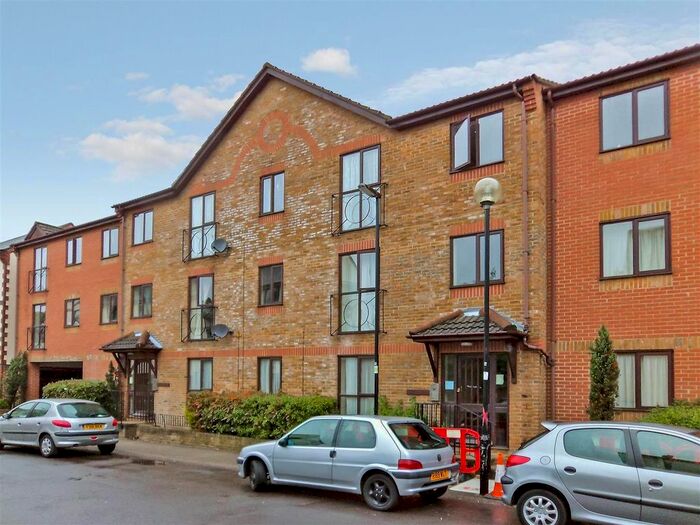 2 Bedroom Flat To Rent In Oakley House, Court Road, Polygon, Southampton, SO15