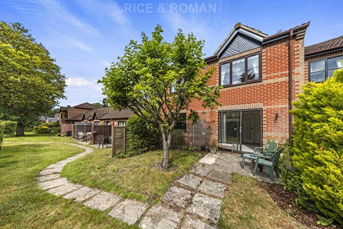 2 Bedroom Flat For Sale In Copenhagen Walk, Crowthorne, RG45