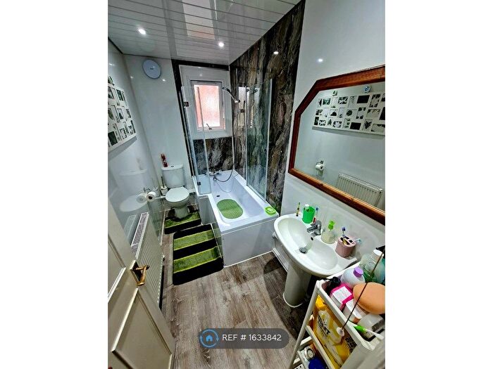 2 Bedroom Flat To Rent In Grovelands Road, Reading, RG30