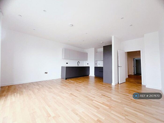 3 Bedroom Flat To Rent In York Road, London, SW11