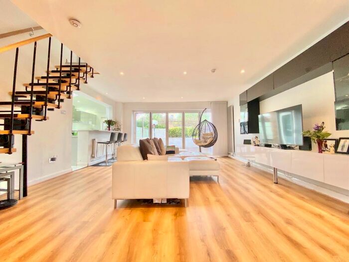 4 Bedroom Detached House To Rent In Beverley Gardens, St. Albans, AL4