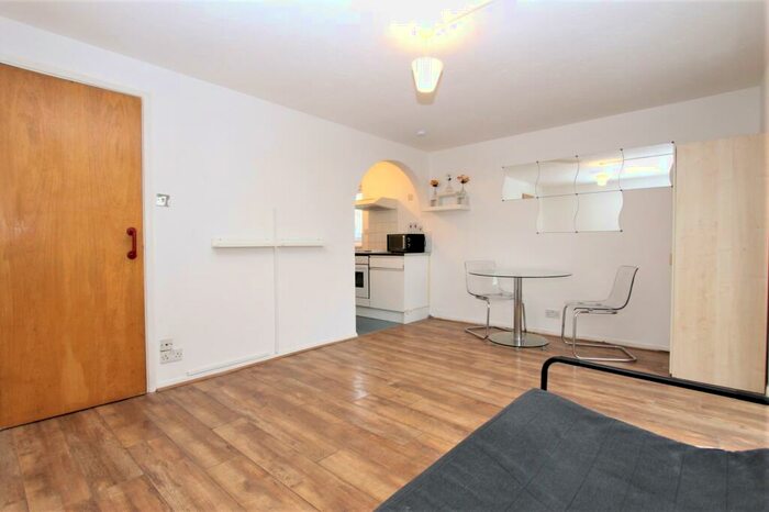Flat To Rent In Parr Close, London., N9