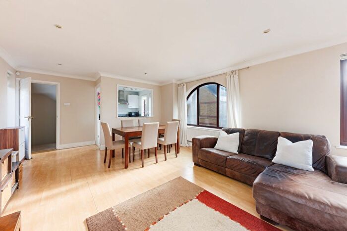 2 Bedroom Maisonette For Sale In Codling Close, London, E1W
