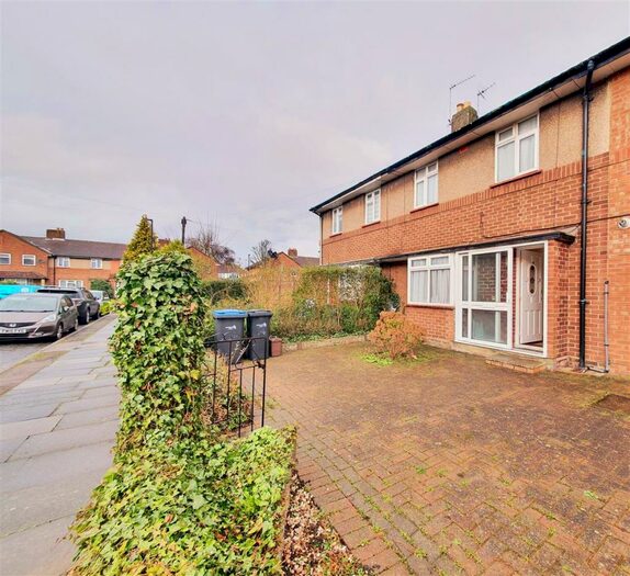 2 Bedroom Maisonette To Rent In Briar Close, London, N13