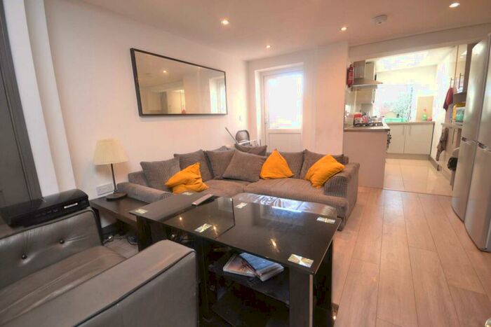 6 Bedroom Terraced House To Rent In Victoria Street, Reading, RG1