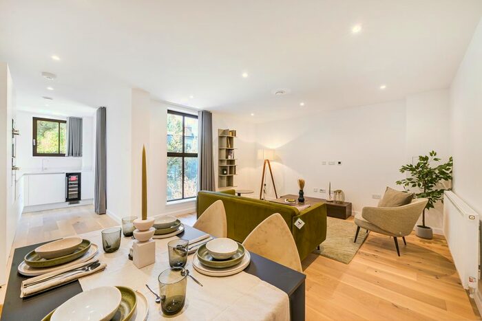 2 Bedroom Flat To Rent In Twickenham Gateway, Bradshaw Close, London, Twickenham, TW1