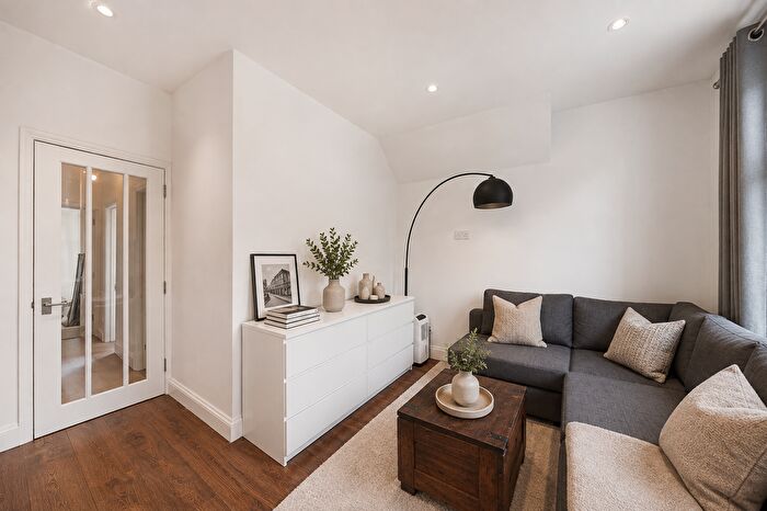 1 Bedroom Flat For Sale In Mary Place, London, W11