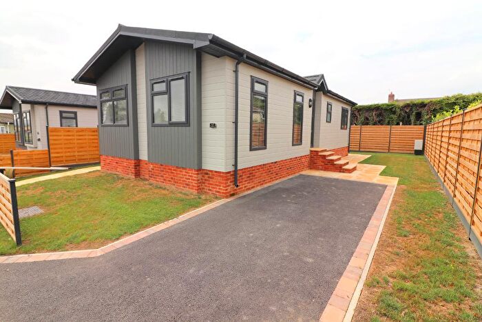 2 Bedroom Park Home To Rent In Castle Hill Road, Totternhoe, Bedfordshire, LU6