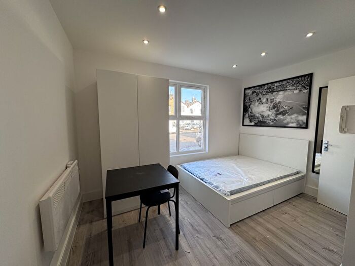 Studio To Rent In Wendover Road, Staines, TW18