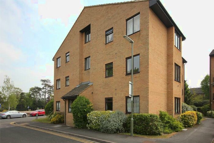 Apartment To Rent In Woking, GU22