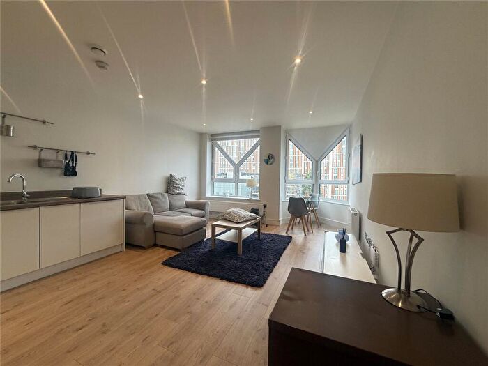 2 Bedroom Flat To Rent In High Street, Bracknell, Berkshire, RG12