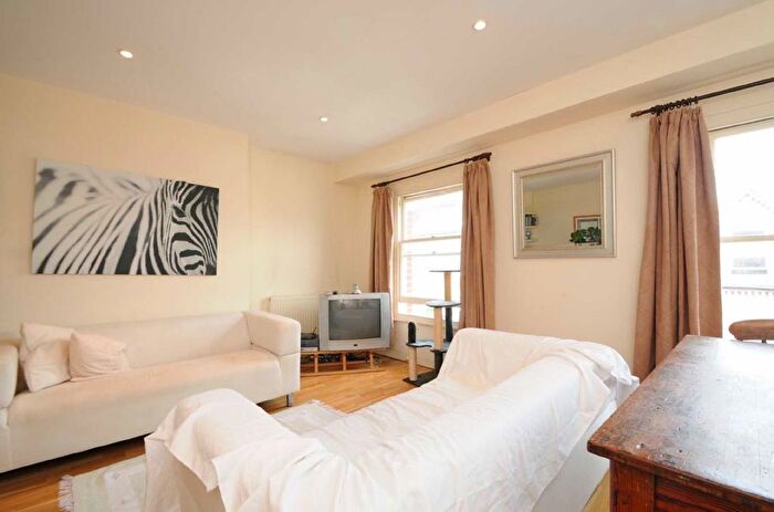 3 Bedroom Flat To Rent In Shrubbery Road, Streatham, SW16