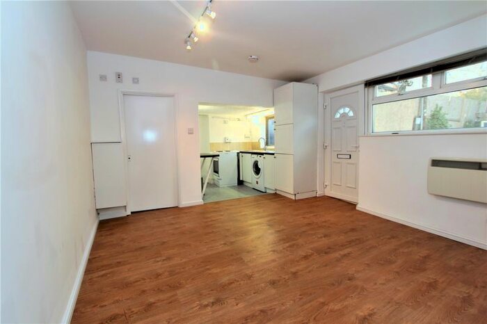 1 Bedroom Flat To Rent In Summers Lane, London, N12