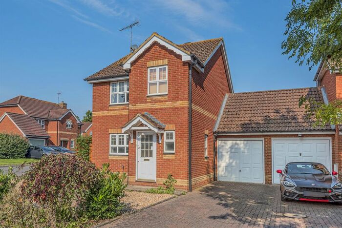 3 Bedroom Link Detached House To Rent In Tyler Drive, Arborfield, Reading, RG2