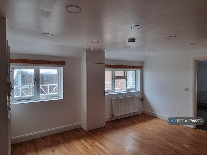 2 Bedroom Flat To Rent In Kingsbury, Aylesbury, HP20